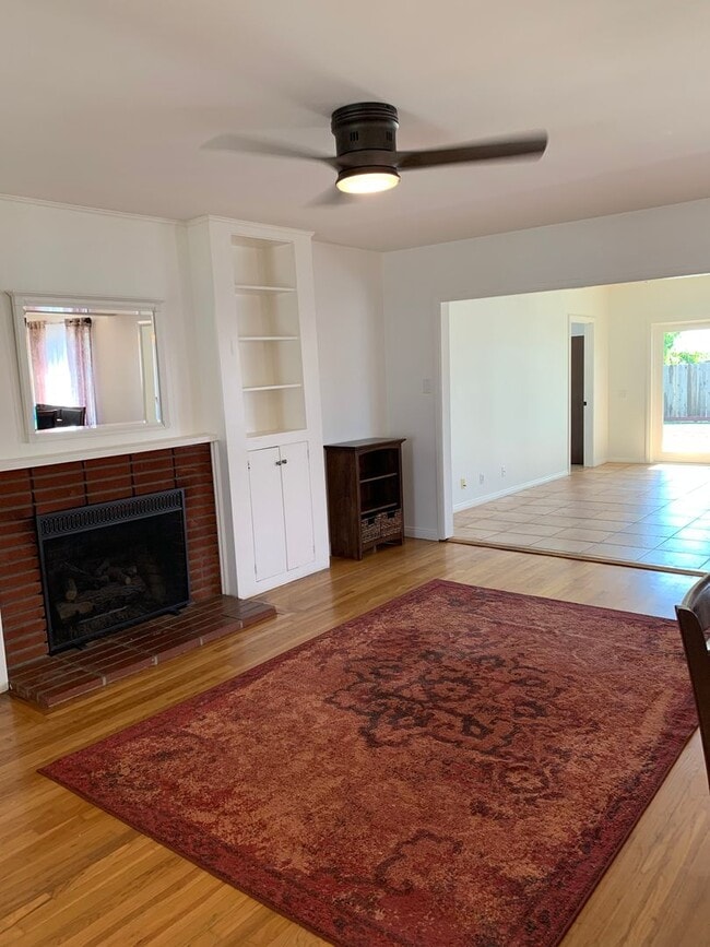 Building Photo - Spacious 3+3 Single Story Home w/ bonus ro...