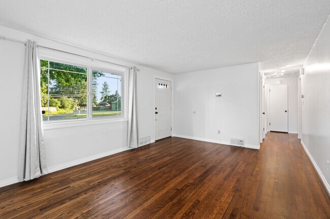 Building Photo - Spacious Five Bedroom Shadle Park Rancher
