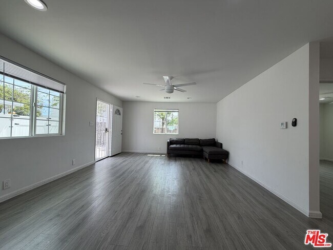 Foto del edificio - 18601 Hiawatha St