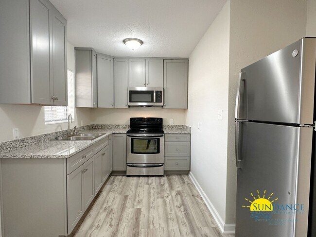 Foto del edificio - Fully Renovated one bedroom with water, se...