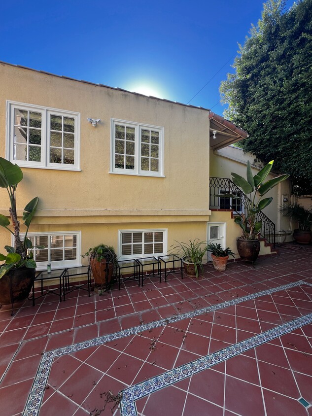 439 S Beverwil Dr Unit Guest House, Beverly Hills, CA 90212 Apartments in Beverly Hills, CA