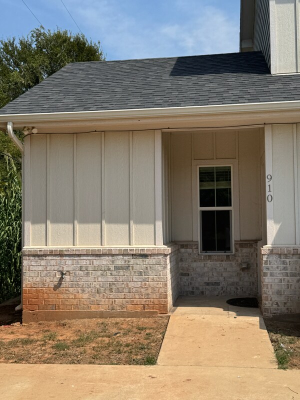 Building Photo - 910 N Bush Ave