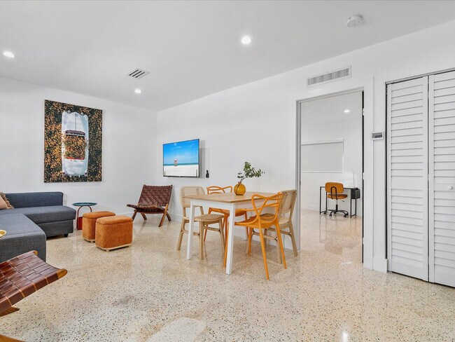 Foto del edificio - 256 NW 57th St