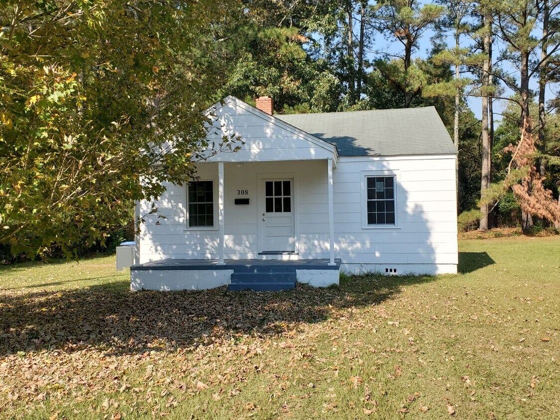 Primary Photo - 308 W 8th Avenue ~ Raeford