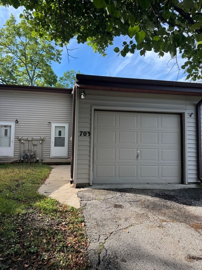 Building Photo - 703 Westridge Rd