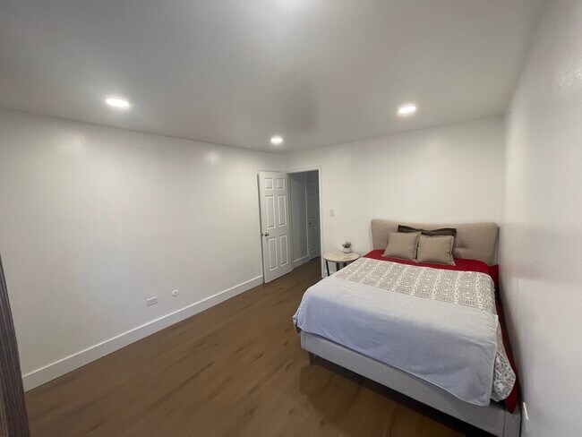 Building Photo - 514 Spruce Dr