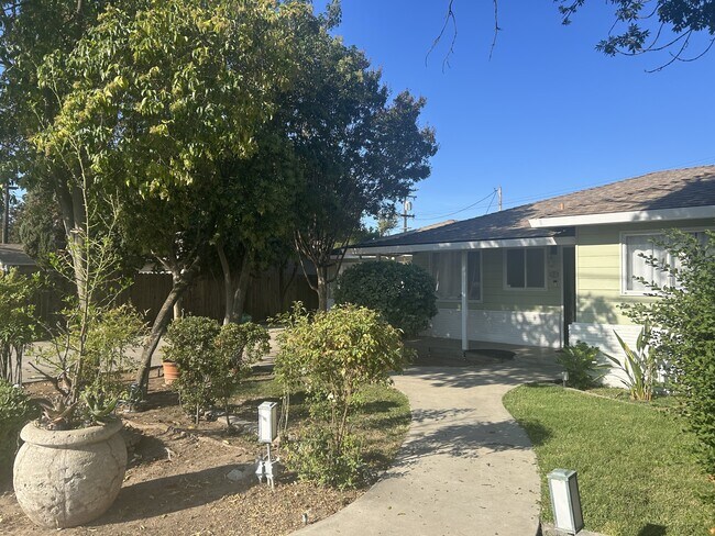 Building Photo - 137 Las Flores Ave