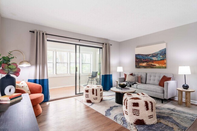 Sala de estar recién reformada con terraza acristalada privada. - Rosemont at East Cobb Apartments