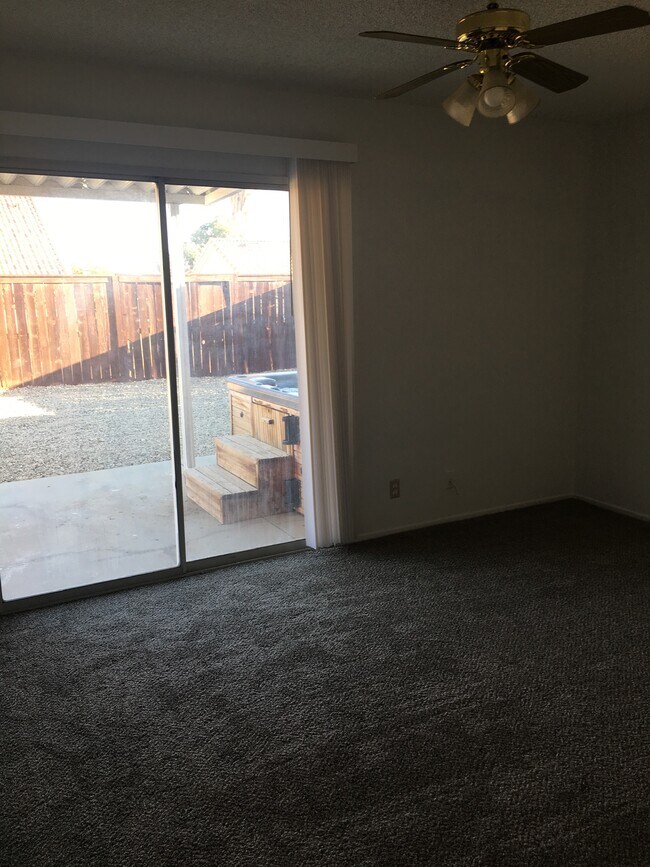 Building Photo - 1040 Royal Palm Dr