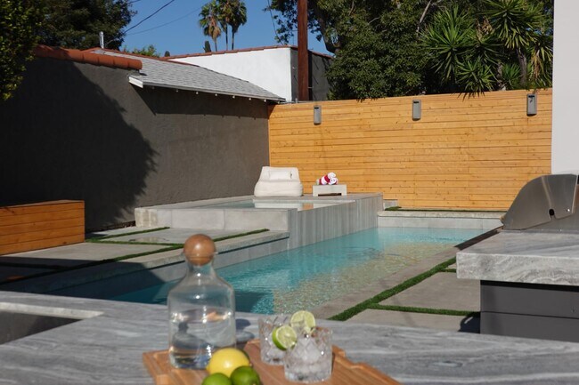 Foto del edificio - 616 N Curson Ave