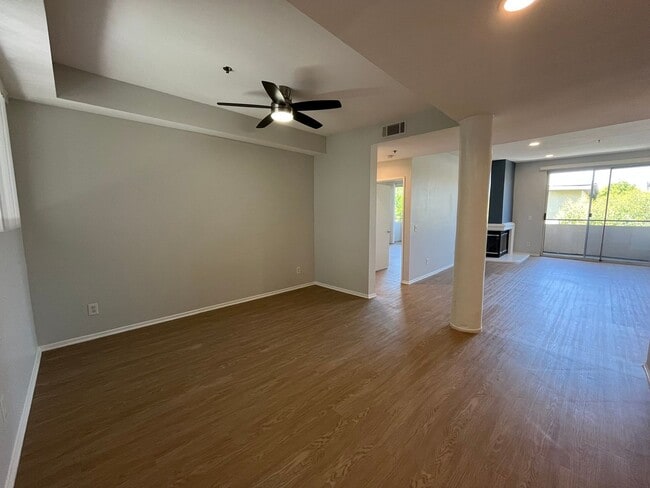 Interior Photo - 4532 Murietta Ave