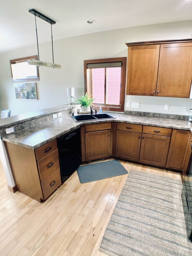 Building Photo - Beautifully Furnished 4 Bed 3 Bath Ranch S...
