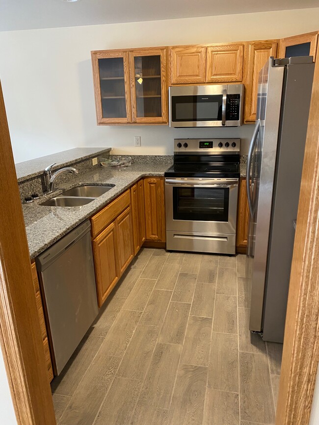 kitchen area w/ granite countertops water/ice in fridge - 950 W Wilson St