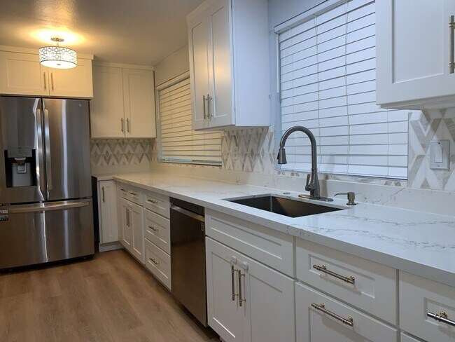 Foto del edificio - Spacious 3 Bed 2.5 bath Kent Split-Level home