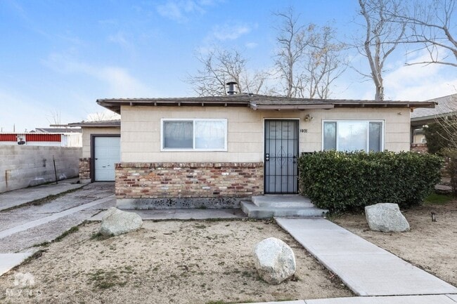 Building Photo - 230 Burns St