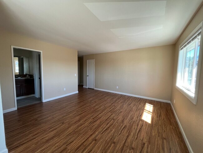 Building Photo - 14601 Vanowen St