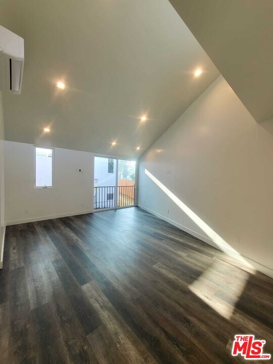 Building Photo - 2134 1/2 Cove Ave