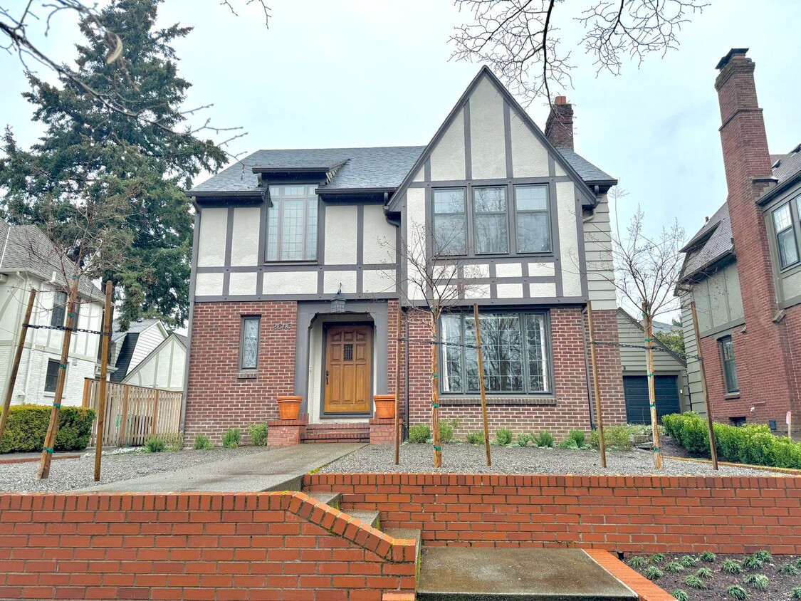 Primary Photo - Alameda Neighborhood Pristine Tudor Home, ...