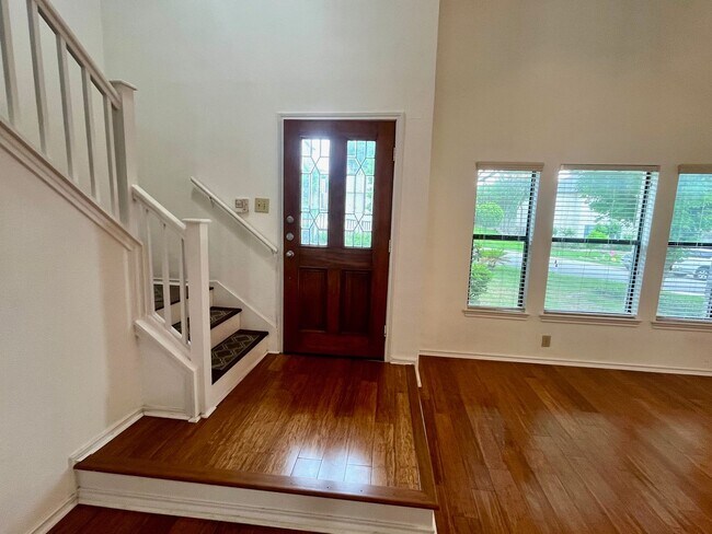 Foto del edificio - Spacious 3 Bedroom/2.5 Bath home with Large Game Room and Fabulous Deck ~ Move in Ready!