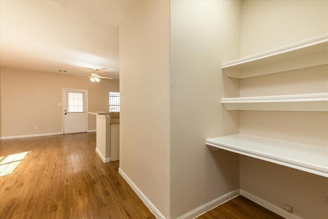 Building Photo - 7814 Gladstone St