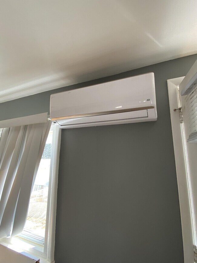 Building Photo - 1804 Chem. Saint-Ignace Station