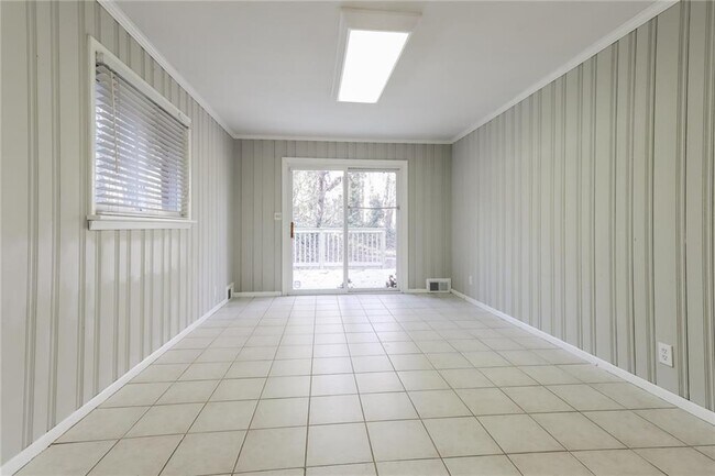 Building Photo - 1312 Christmas Ln NE
