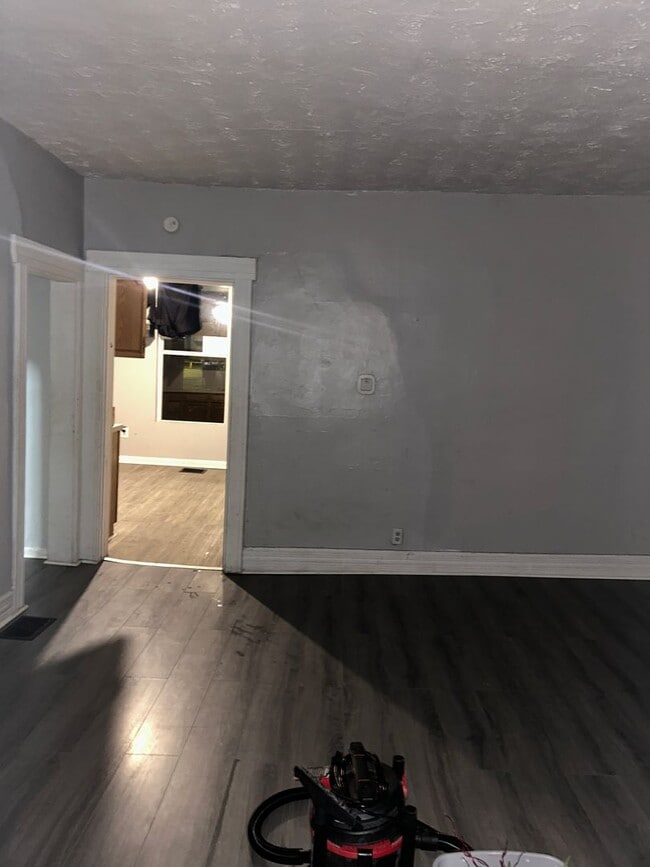 Building Photo - Three Bedroom Home