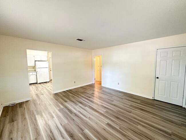 Foto del edificio - 2 bedroom 1 bath duplex available for rent...