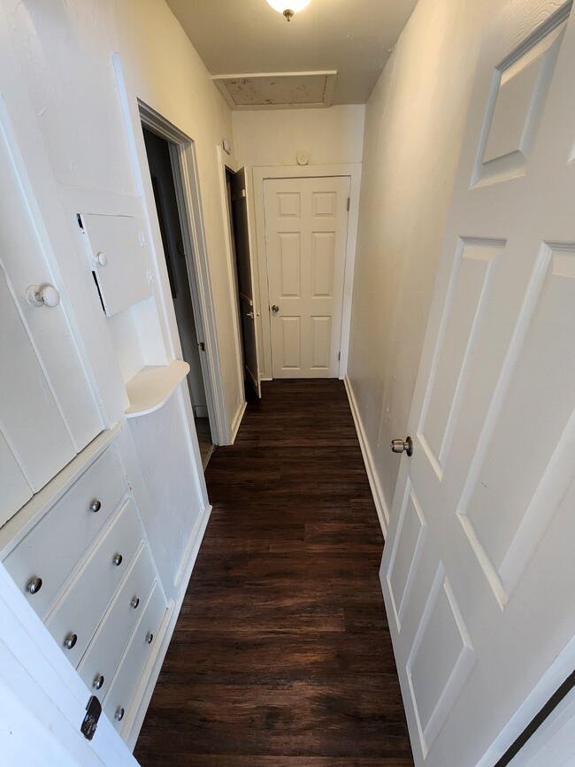 Building Photo - 631 N Hickory Ave