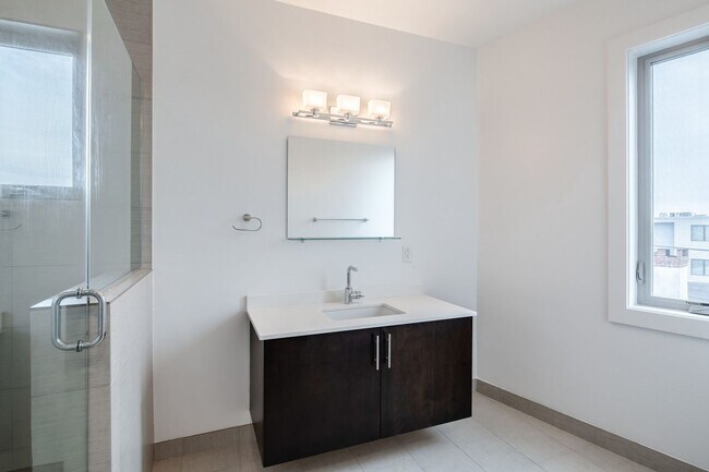 Foto del edificio - Northern Liberties Townhome with attached Garage
