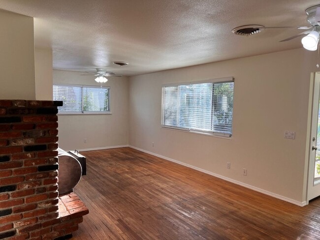 Foto del edificio - 3 Bedroom w/ Bonus Room on Westside Redding