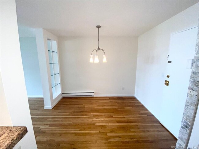 Building Photo - 637 Cove Rd