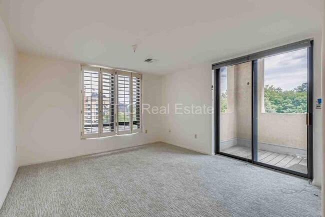 Building Photo - MOVE IN  SPECIAL