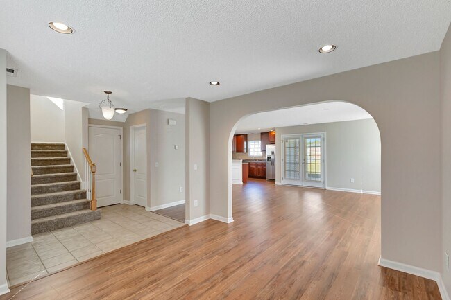 Foto del edificio - Charming Home with Lake Views & Screened P...