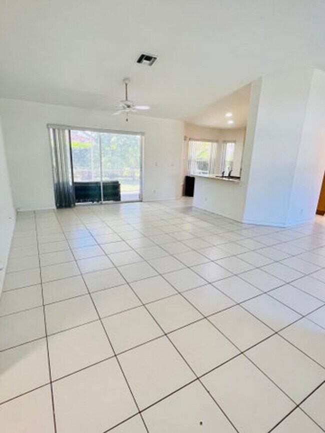 Building Photo - 100 Cocoplum Circ, Royal Palm Beach, FL 33411
