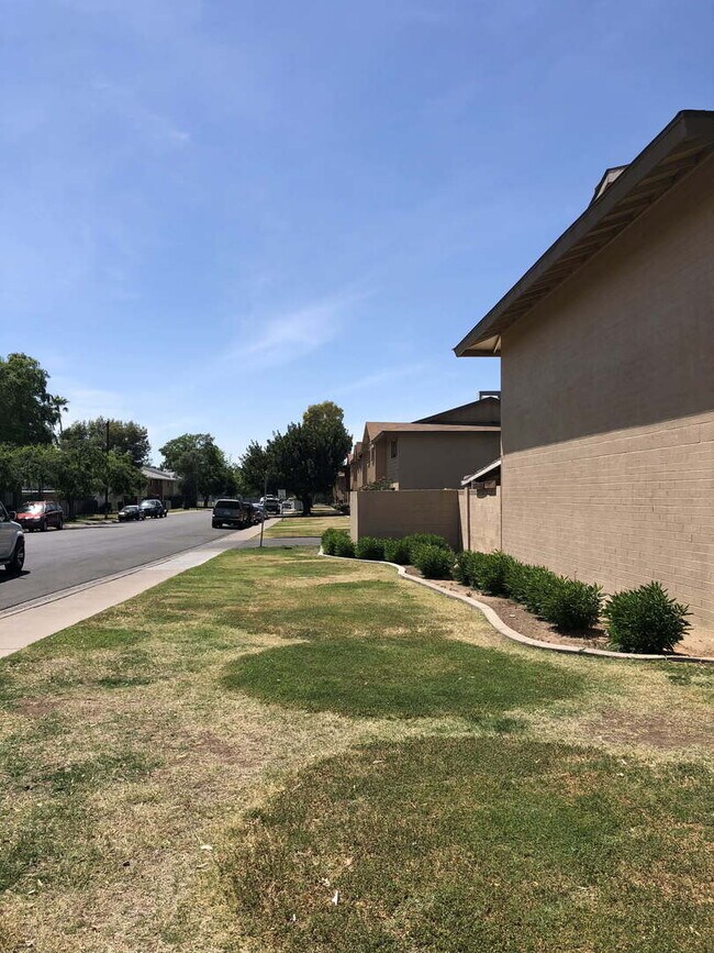 Building Photo - 3 Bedroom Sec 8 Approved.  Don't wait wont...
