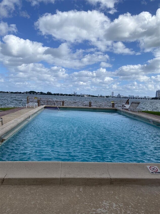 Foto principal - 7945 East Dr