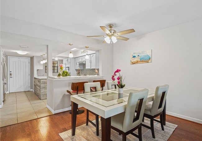 Building Photo - Bright Furnished End-Unit Condo Overlooking the Pond