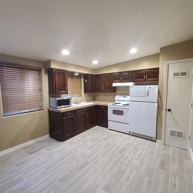 Kitchen (View 1) - 3011 E Blacklidge Dr