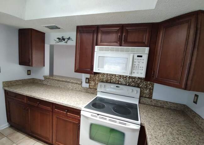 Foto del edificio - Charming 2 Bedroom/2 Bathroom with Sunroom...