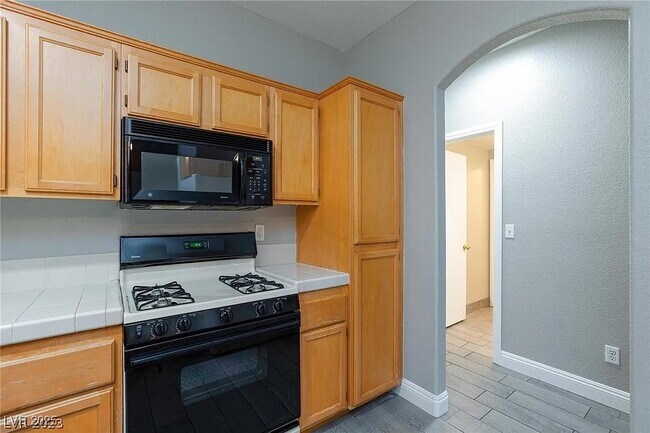 Building Photo - 9909 Calabasas Ave