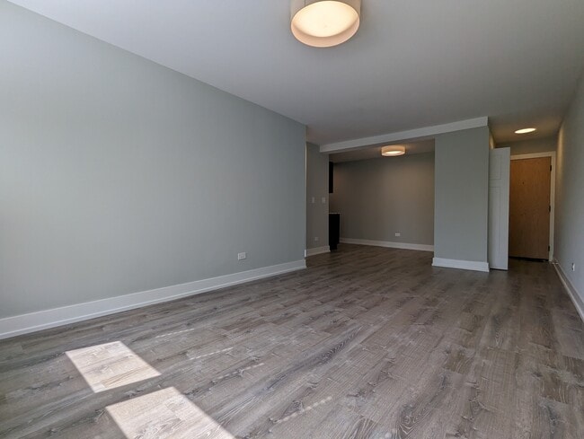 Building Photo - 511 W Barry Ave