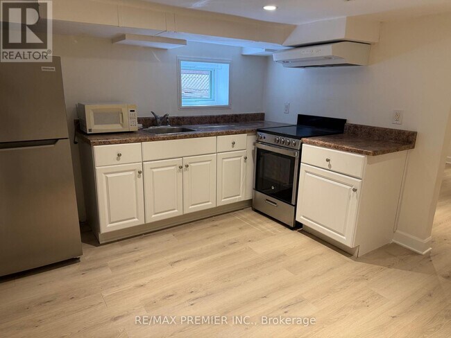 Building Photo - 551 St Clarens Ave