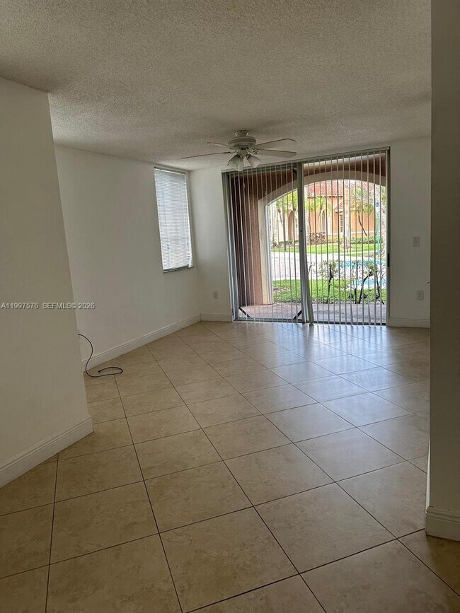 Foto del edificio - 4808 N State Rd 7