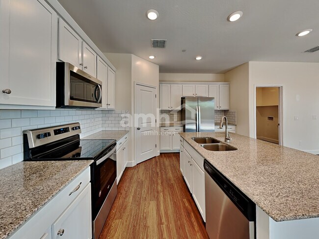 Building Photo - 5915 W Larkspur Dr