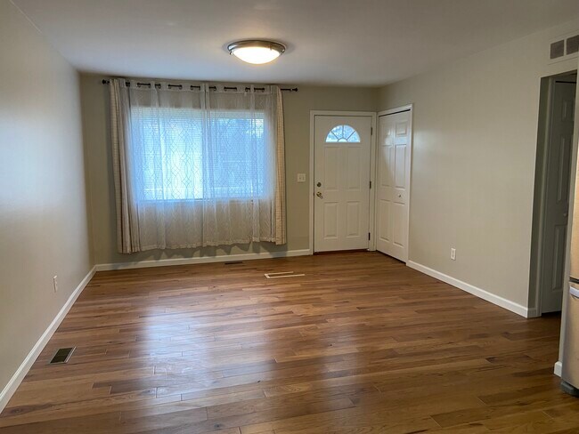 Sala de estar - 793 Robertson Dr