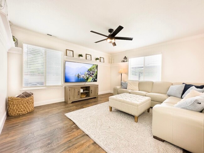 Living room - 927 W 630 S