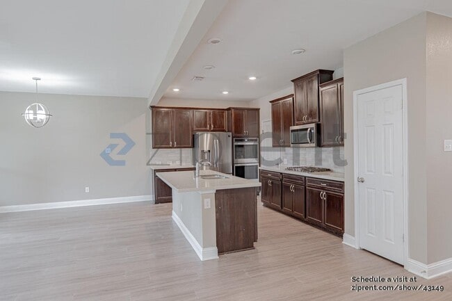 Building Photo - 410 Club House Dr