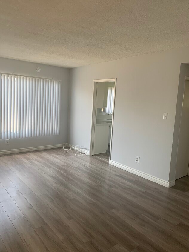 Foto principal - 1035 N Edinburgh Ave