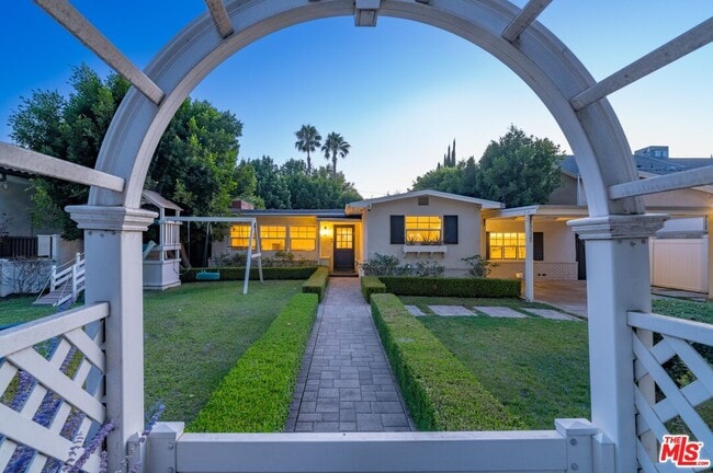 Building Photo - 5525 Matilija Ave